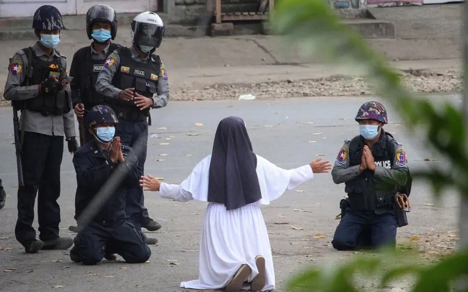 Nữ tu sĩ quỳ gối xin cảnh sát Myanmar không bắn người biểu tình